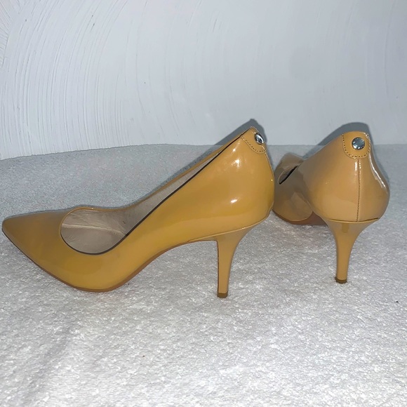 Micheal Kors Sz 8 Dijon mustard color heels w/ pointy toe - Picture 5 of 6